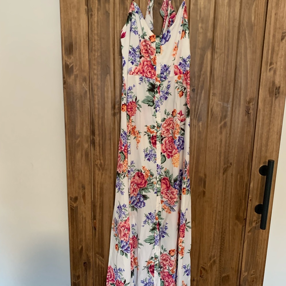 A beautiful floral dress that was worn once for a wedding. Size large